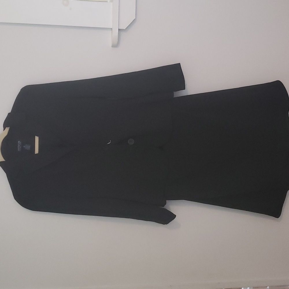Ann Taylor 2 piece cute skirt suit. Size 6 petite. Black